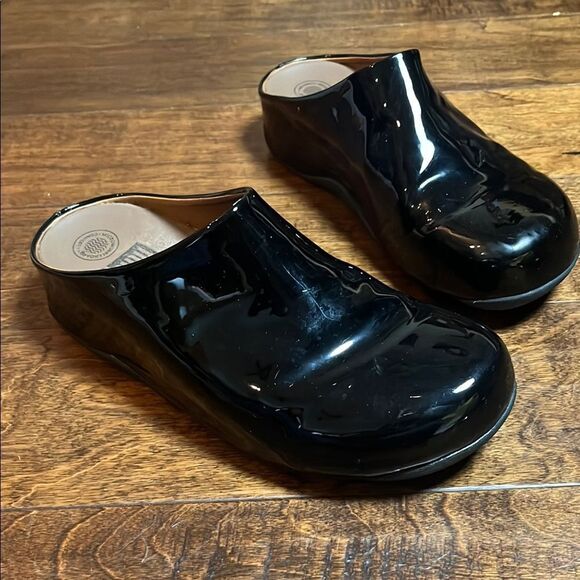Fitflop Black Patent Leather SHUV Leather Clogs, size 9 - Picture 1 of 8